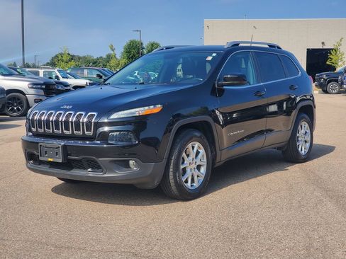 Used 2018 Jeep Cherokee Latitude Plus w/ Comfort/Convenience Group AWD/4WD image 2