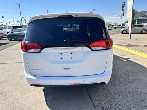 Used 2018 Chrysler Pacifica Touring-L image 4