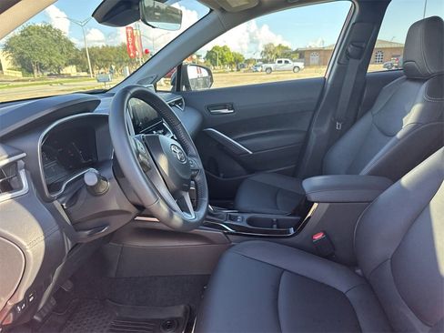Used 2025 Toyota Corolla Cross XLE image 13