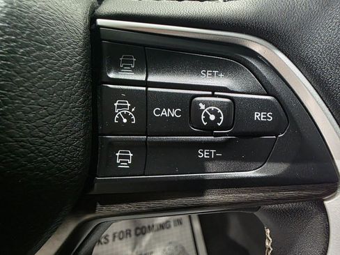 Used 2023 Jeep Grand Cherokee Limited image 6