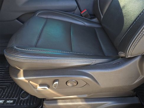 Used 2022 GMC Yukon XL Denali w/ Denali Premium Package image 30