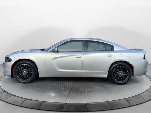 Used 2019 Dodge Charger SXT image 2