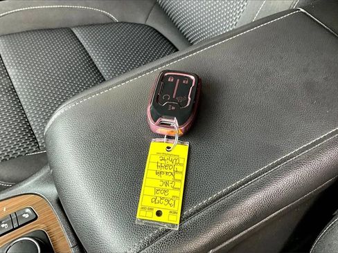 Used 2021 GMC Acadia SLE w/ Driver Convenience Package image 11