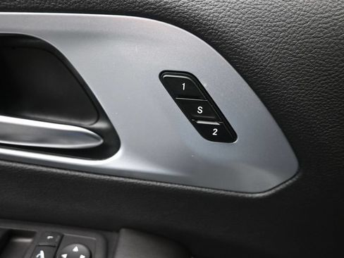 Used 2026 Chrysler Pacifica Limited FWD image 17
