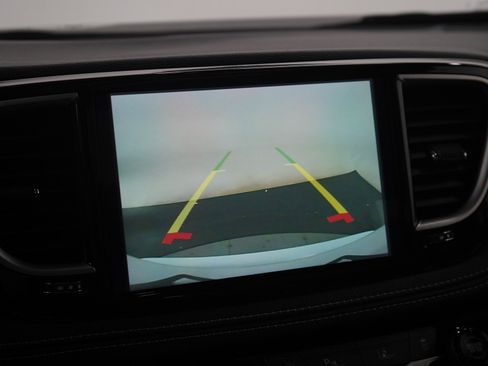 Used 2024 Chrysler Pacifica Limited FWD image 29