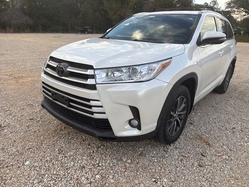 Used 2018 Toyota Highlander XLE image 1
