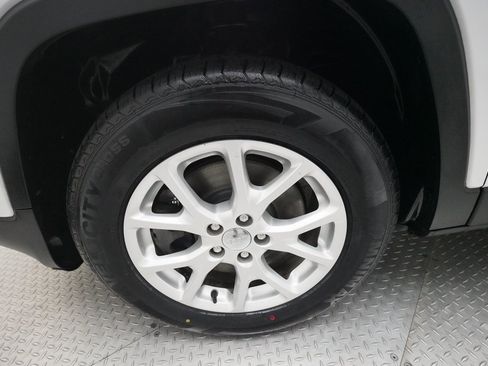 Used 2016 Jeep Cherokee Latitude w/ Cold Weather Group image 26