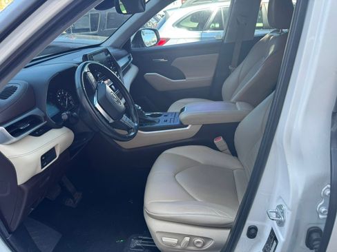 Used 2021 Toyota Highlander XLE AWD/4WD image 19