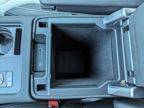 Used 2024 Land Rover Discovery Dynamic SE image 22