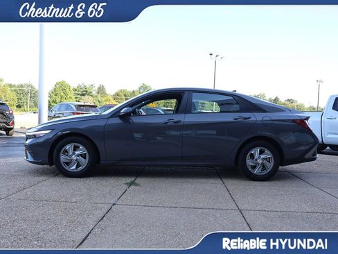 Certified 2024 Hyundai Elantra SE FWD image 3