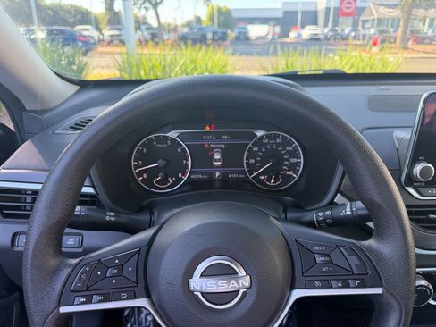 Used 2023 Nissan Altima 2.5 SV FWD image 14