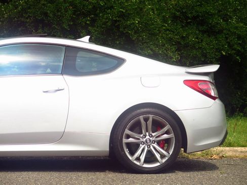 Used 2011 Hyundai Genesis 3.8 RWD image 35
