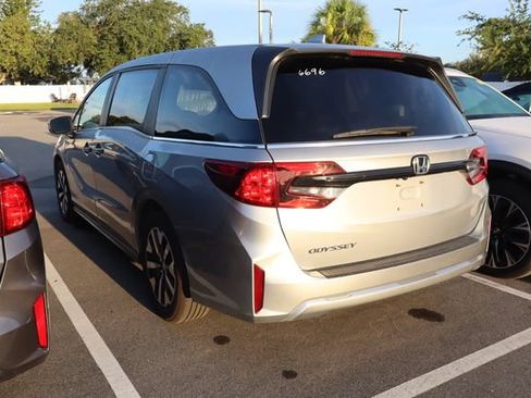 Used 2025 Honda Odyssey EX-L image 3