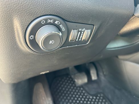 Used 2025 Jeep Compass Trailhawk AWD/4WD image 14