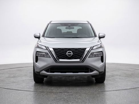 Used 2025 Nissan Rogue SV FWD image 2