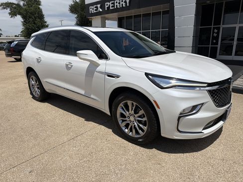 Used 2022 Buick Enclave Avenir FWD image 2