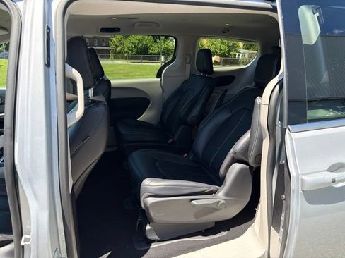 Used 2024 Chrysler Pacifica Limited FWD image 14