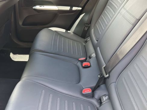 Used 2025 Mercedes-Benz GLC 300 image 12