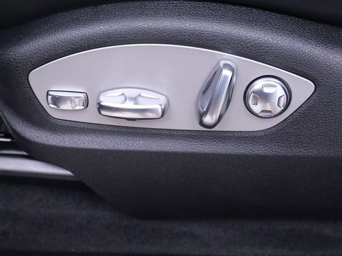 Certified 2025 Porsche Macan AWD/4WD image 39