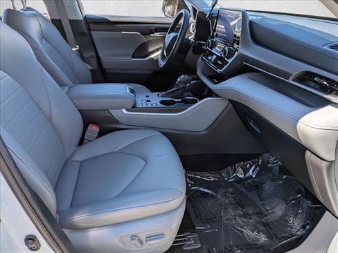 Used 2023 Toyota Highlander XLE image 23