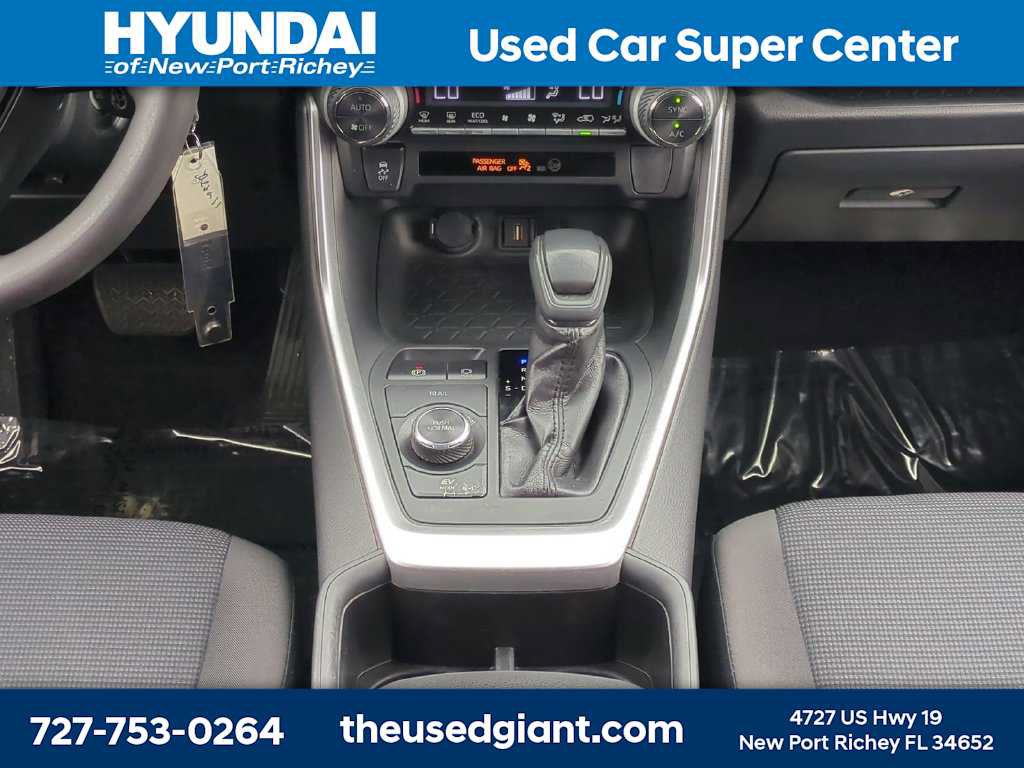 Used 2022 Toyota RAV4 LE AWD/4WD image 19