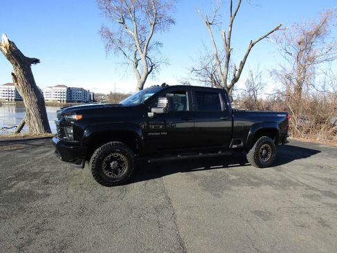 Used 2021 Chevrolet Silverado 2500 Custom w/ Custom Value Package image 2