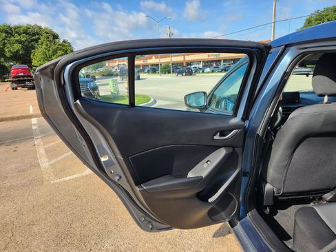 Used 2016 MAZDA MAZDA3 i Sport FWD image 8
