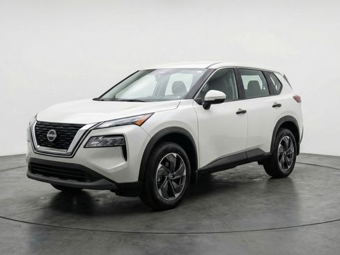 Used 2025 Nissan Rogue SV image 3