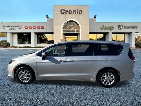 Used 2023 Chrysler Voyager LX image 6