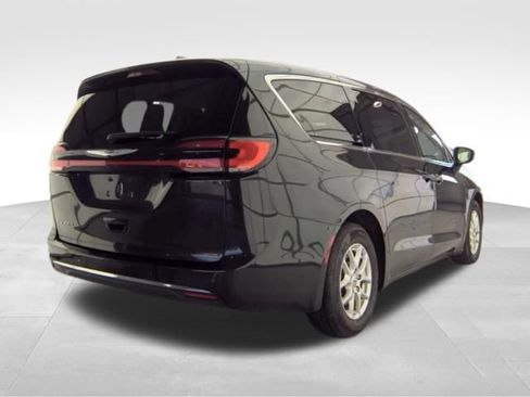 Used 2023 Chrysler Pacifica Touring-L FWD image 5