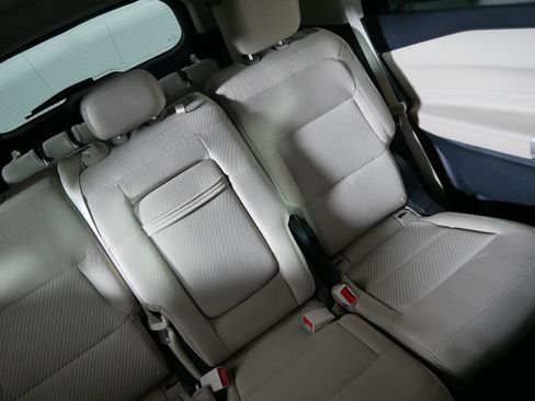 Used 2023 Ford Explorer XLT AWD/4WD image 14