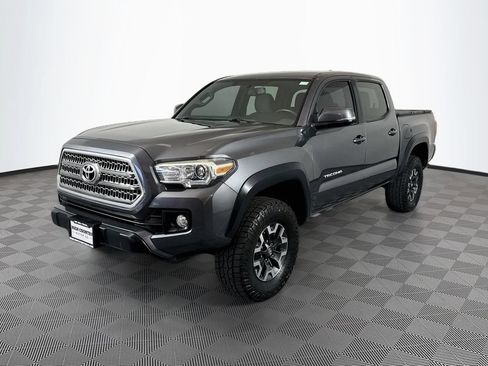 Used 2017 Toyota Tacoma TRD Off-Road w/ Premium & Technology Package AWD/4WD image 3