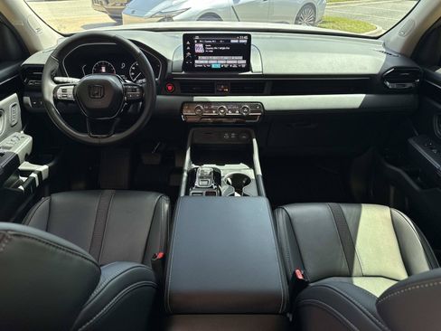 Used 2025 Honda Pilot Touring image 21