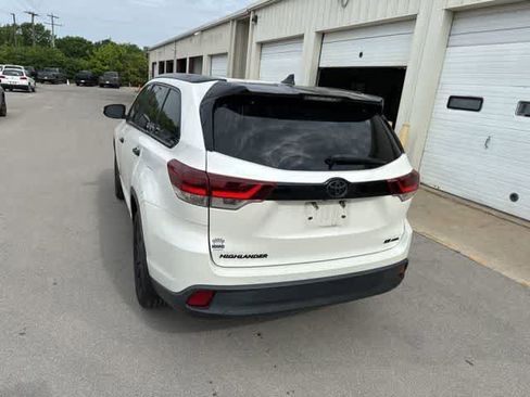 Used 2019 Toyota Highlander SE w/ Nightshade Edition AWD/4WD image 18
