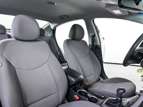 Used 2014 Hyundai Elantra SE image 19