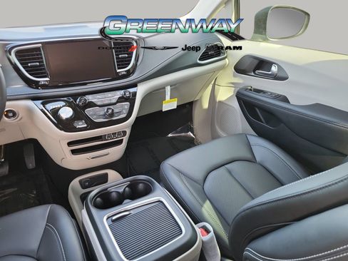 Used 2023 Chrysler Pacifica Touring-L FWD image 14