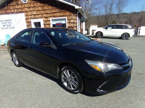 Used 2017 Toyota Camry SE w/ Protection Package (Q2) image 3