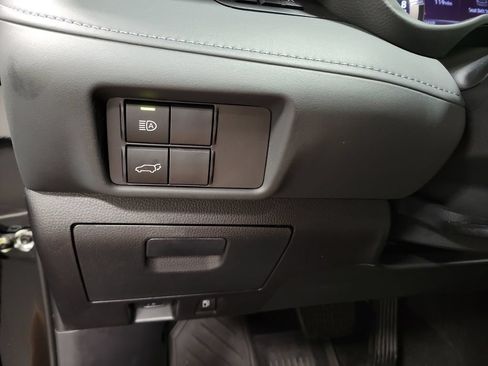 Used 2022 Toyota Highlander XLE AWD/4WD image 29
