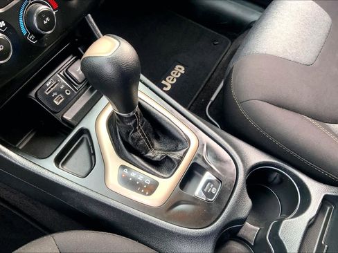 Used 2017 Jeep Cherokee Sport image 13