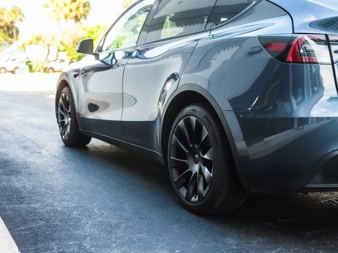 Used 2023 Tesla Model Y 2WD image 9