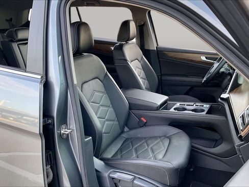 Used 2025 Volkswagen Atlas SE AWD/4WD image 8