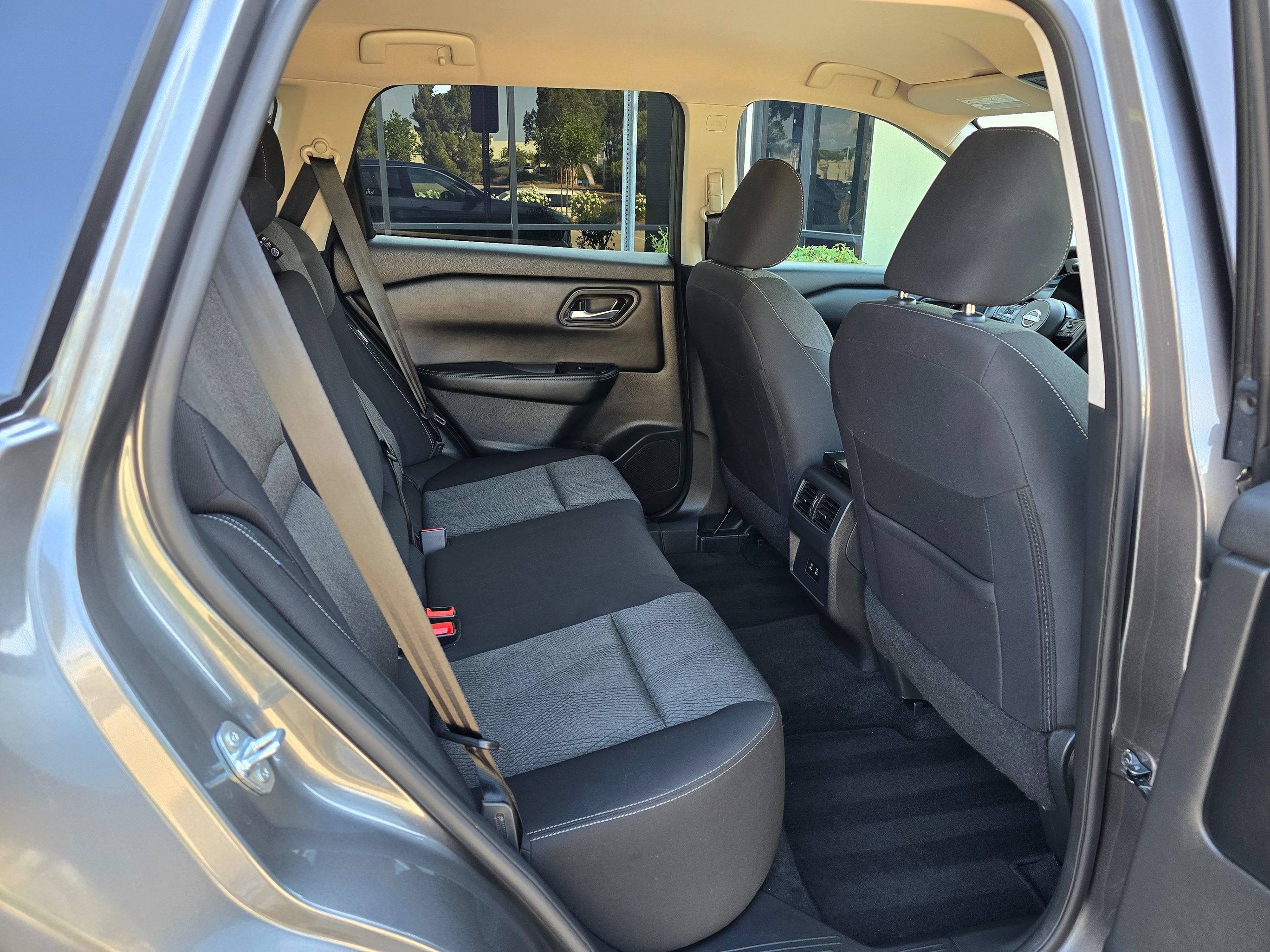 Used 2024 Nissan Rogue SV FWD image 32