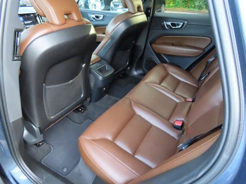 Used 2019 Volvo XC60 T5 Momentum w/ Premium Package AWD/4WD image 13