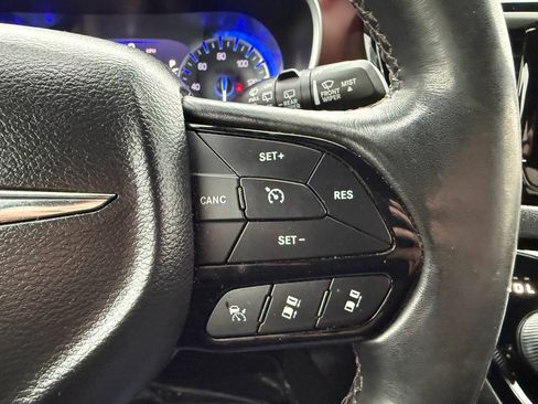 Used 2020 Chrysler Pacifica Touring-L FWD image 37