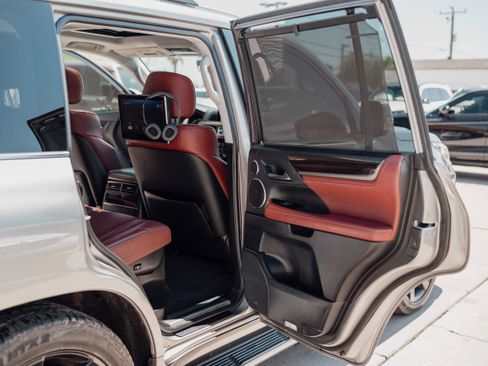 Used 2017 Lexus LX 570 4WD w/ Luxury Package image 13