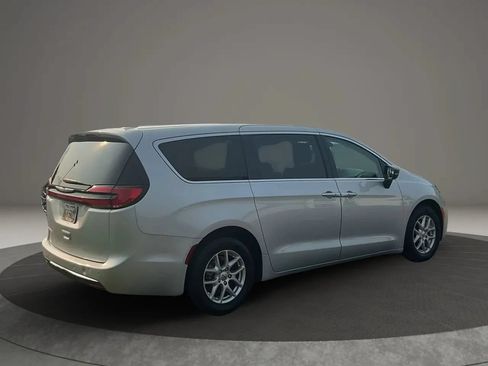 Used 2024 Chrysler Pacifica Touring-L FWD image 5