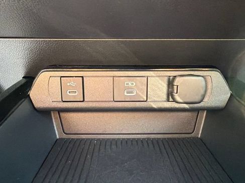 Used 2025 Toyota Prius LE FWD image 32