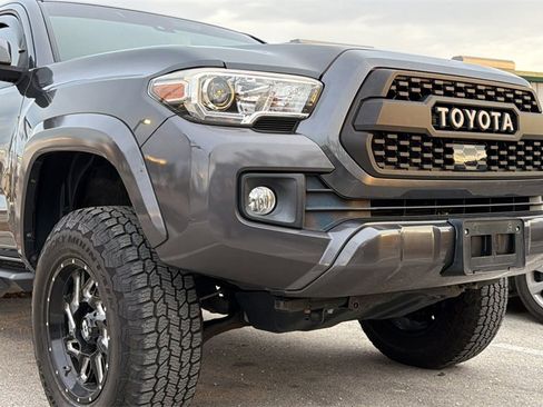 Used 2018 Toyota Tacoma TRD Sport image 12