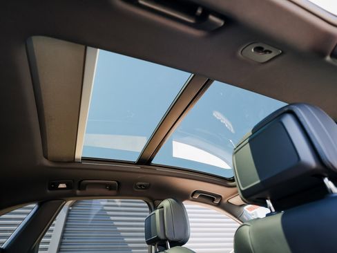 Certified 2025 Porsche Macan Turbo image 29