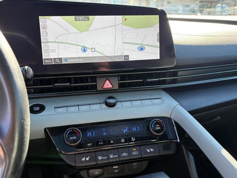 Certified 2025 Hyundai Elantra Limited image 8